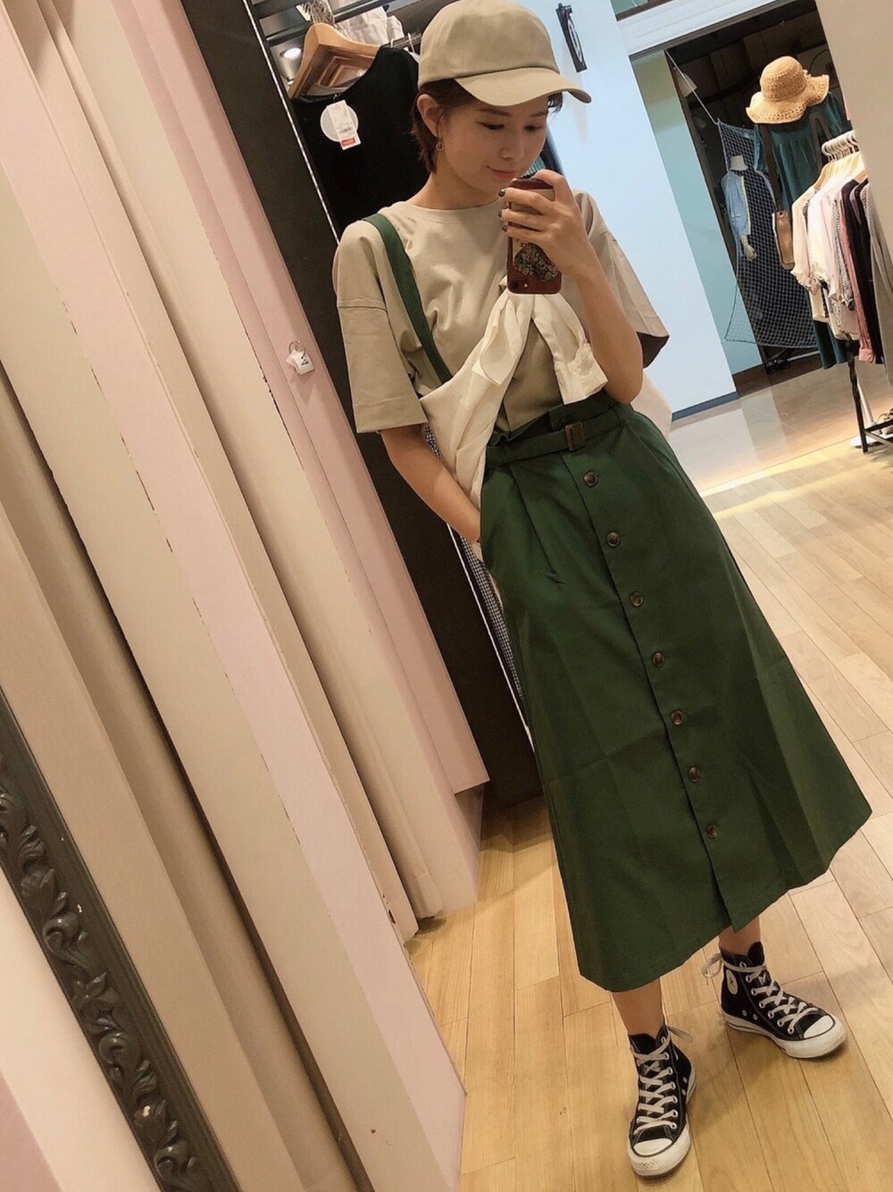 「シンプル、夏コーデ、converse、スニーカー、スカート、Tシャツ、ootd、夏、グリーン、カジュアル」｜「earth music&ecologyのオーガニックコットンサイドベンツT-SH ＊（Tシャツ/カットソー、ベージュ系）」を使った、ほそかわこはるさん（レディース・163cm）の春コーディネートの1枚目の写真