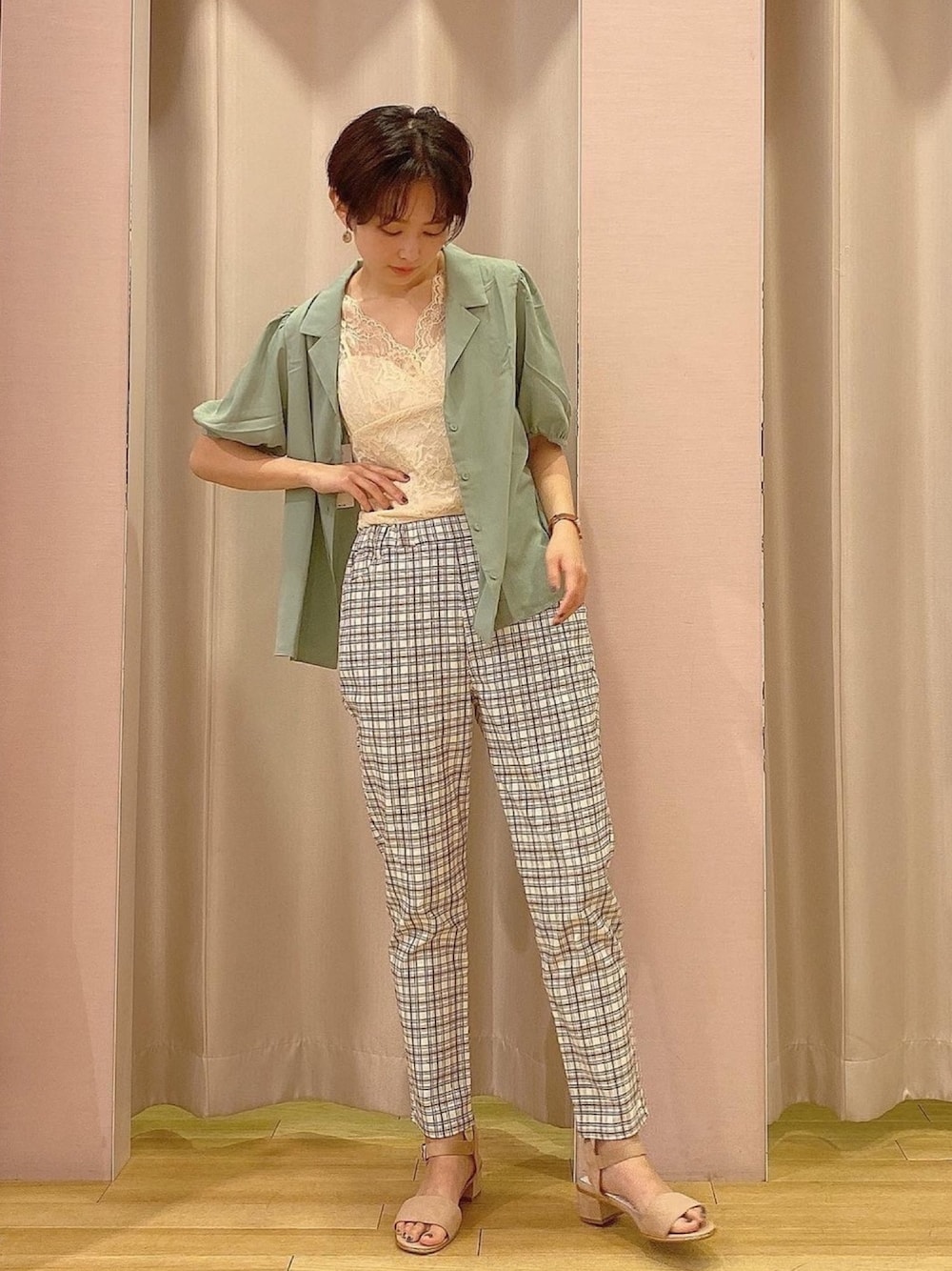 「開襟シャツ、ブラウス、チェック、サンダル、夏、カジュアル、ootd、おしゃれさんと繋がりたい、ミントグリーン、パンツスタイル」｜「earth music&ecologyの花柄カイキンシャツブラウス ＊（シャツ/ブラウス、グリーン系）」を使った、ほそかわこはるさん（レディース・163cm）の夏コーディネートの1枚目の写真