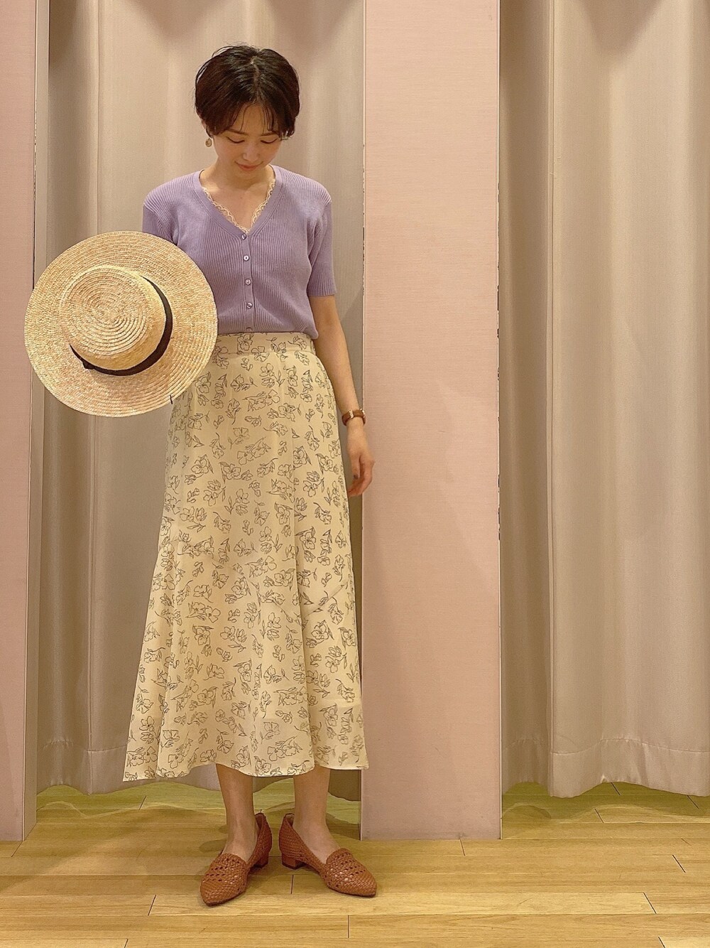 「おしゃれさんと繋がりたい、休日スタイル、花柄、カーディガン、メッシュ、パンプス、レース、ootd、大人かわいい、カンカン帽」｜「earth music&ecologyのオーガニックコットンリブVネックカーディガン ＊（カーディガン/ボレロ、パープル系）」を使った、ほそかわこはるさん（レディース・163cm）の夏コーディネートの1枚目の写真