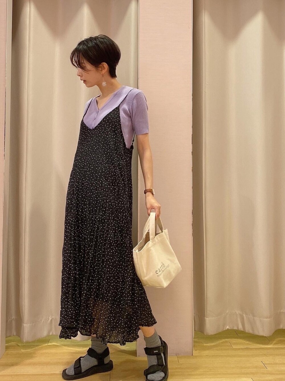 「夏コーデ、キャミワンピ、ワンピース、カーディガン、サンダル、ootd、楽チンコーデ、夏、カジュアルコーデ、今日のコーデ」｜「earth music&ecologyのオーガニックコットンリブVネックカーディガン ＊（カーディガン/ボレロ、パープル系）」を使った、ほそかわこはるさん（レディース・163cm）の夏コーディネートの1枚目の写真