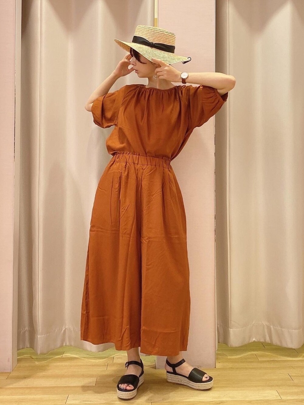 「パンツスタイル、サンダル、ブラウス、スカーチョ、シンプル、ootd、夏コーデ、プチプラコーデ、むぎわら帽子、レーヨン」｜「earth music&ecologyの【Special Price】ストローカンカンハット（帽子、ベージュ系）」を使った、ほそかわこはるさん（レディース・163cm）の夏コーディネートの1枚目の写真