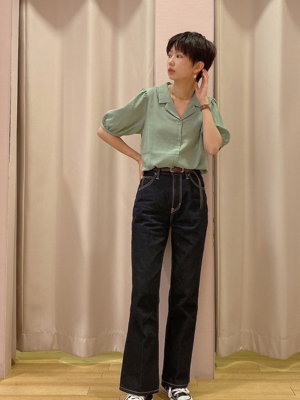「デニム、denim、LEE、シャツスタイル、ブラウス、ミントグリーン、フレアパンツ、カジュアル、ootd、summer」｜「earth music&ecologyの花柄カイキンシャツブラウス ＊（シャツ/ブラウス、グリーン系）」を使った、ほそかわこはるさん（レディース・163cm）の夏コーディネートの1枚目の写真