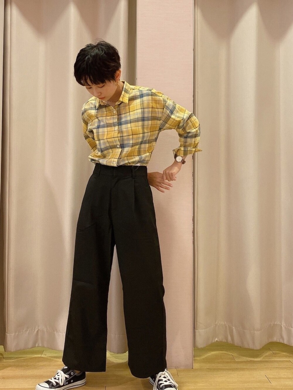 「カジュアル、チェック、ワイドパンツ、スニーカー、converse、おしゃれさんと繋がりたい、ootd、パンツスタイル、夏コーデ、プチプラ」｜「earth music&ecologyの60ローンシャツ ＊（シャツ/ブラウス、イエロー系）」を使った、ほそかわこはるさん（レディース・163cm）の夏コーディネートの1枚目の写真