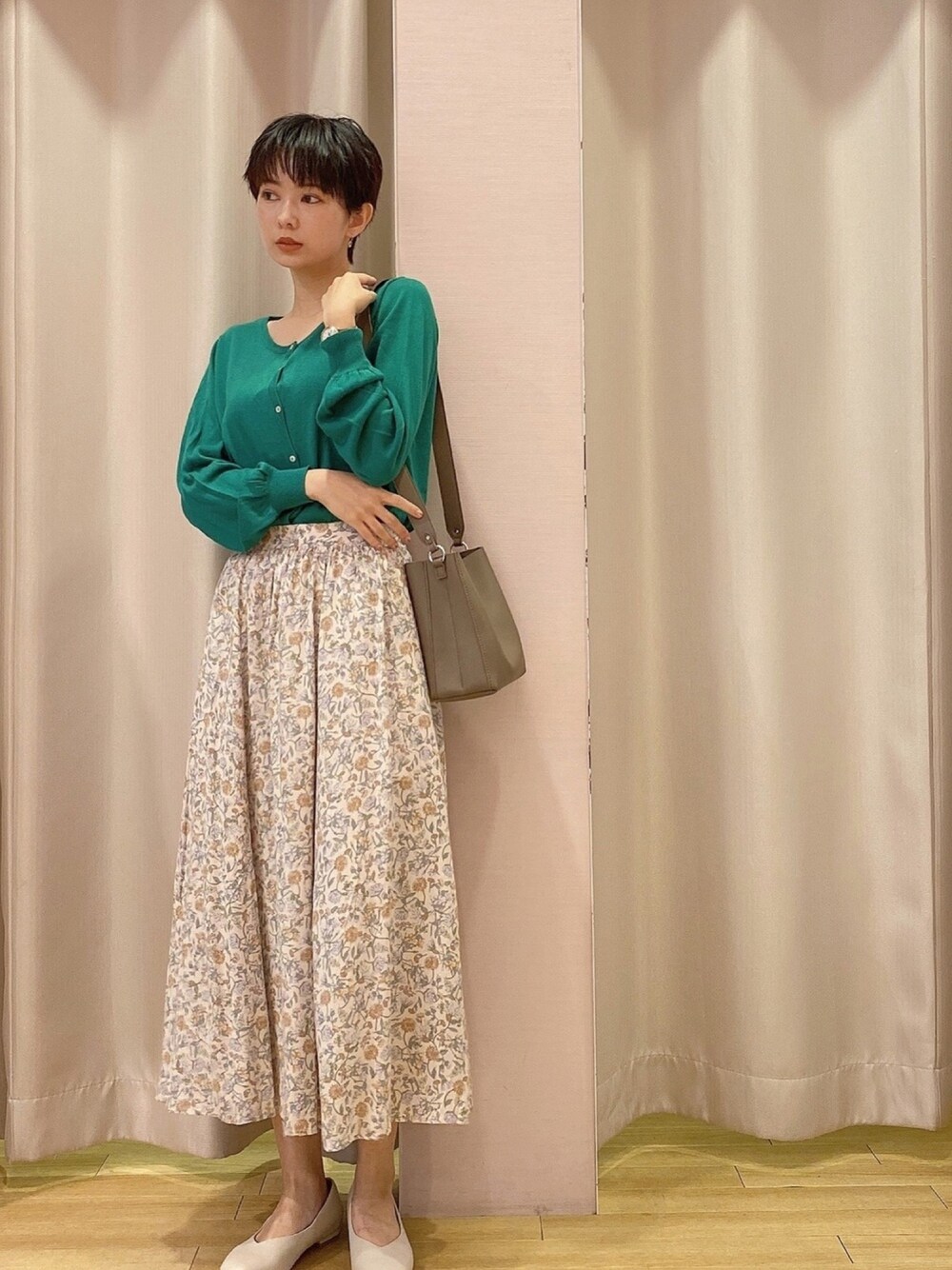 「休日スタイル、お洒落さんとつながりたい、デート、花柄、カーディガン、パンプス、ootd、キレイめ、スカート、夏コーデ」｜「earth music&ecologyのガンガンカーディガン(レンチングTMEV) ＊（カーディガン/ボレロ、グリーン系）」を使った、ほそかわこはるさん（レディース・163cm）の夏コーディネートの1枚目の写真