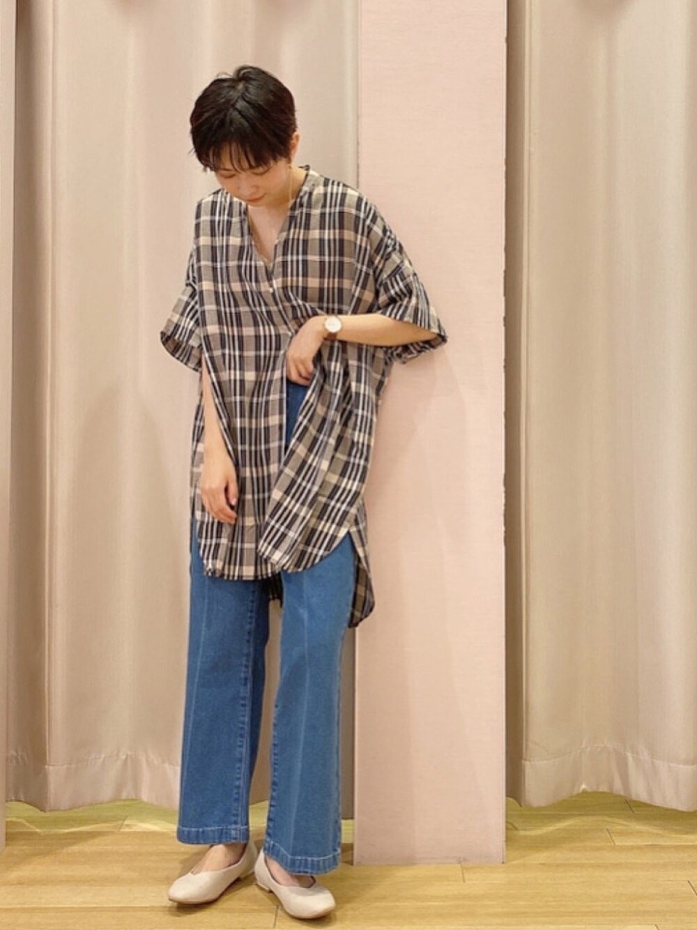「チェック、デニム、パンプス、夏コーデ、ootd、ラクチンコーデ、カジュアル、大人カジュアル、おしゃれさんと繋がりたい、シンプルコーデ」｜「earth music&ecologyのアイテム（チュニック、その他）」を使った、ほそかわこはるさん（レディース・163cm）の夏コーディネートの1枚目の写真