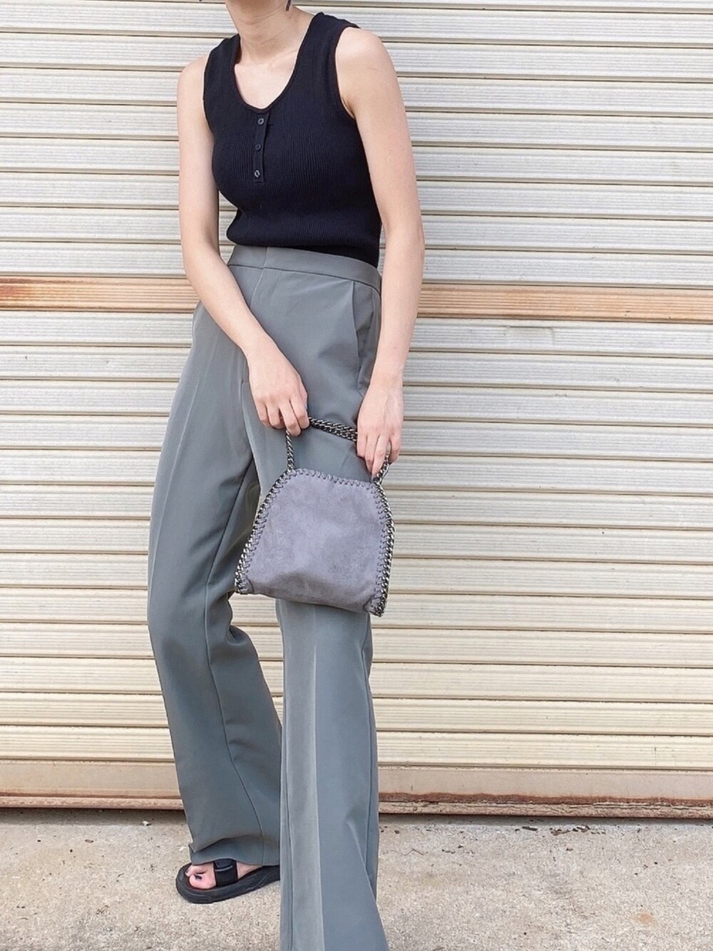 「夏、タンクトップ、シンプルコーデ、おしゃれさんと繋がりたい、フレアパンツ、ブラック、summer、サンダル、ミントグリーン、シンプル」｜「earth music&ecologyのフロントボタンリブニットタンク（タンクトップ、ブラック系）」を使った、ほそかわこはるさん（レディース・163cm）の夏コーディネートの1枚目の写真