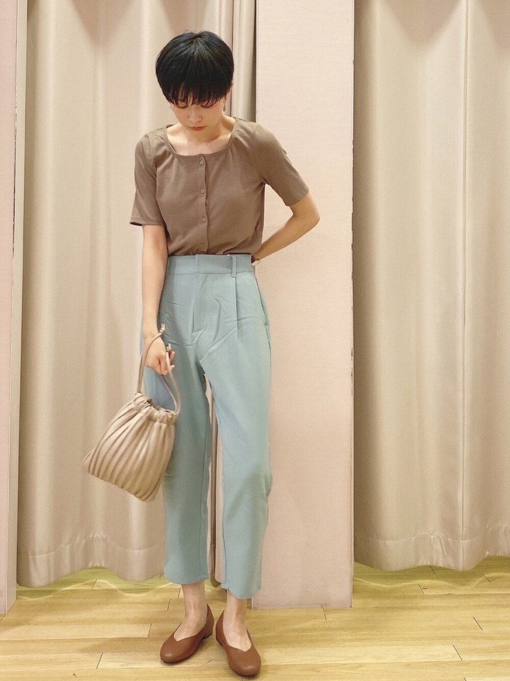 「淡色コーデ、秋のコーデ、秋色、パンツスタイル、ブラウン、ootd、おしゃれさんと繋がりたい、プリーツバッグ、オトナカジュアル、休日スタイル」｜「earth music&ecologyのスクエアネックカットプルオーバー（Tシャツ/カットソー、ブラウン系）」を使った、ほそかわこはるさん（レディース・163cm）の夏コーディネートの1枚目の写真