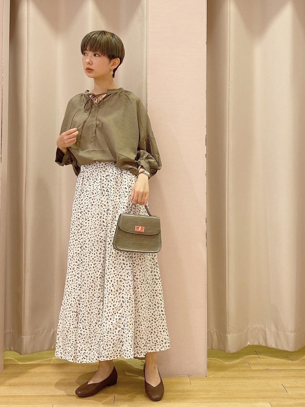 「秋のコーデ、おしゃれさんと繋がりたい、ootd、パンプス、スカート、花柄、秋色、ホワイト、オトナカジュアル、autumn」｜「earth music&ecologyの綿レーヨンカフタンチュニック ＊（Tシャツ/カットソー、グリーン系）」を使った、ほそかわこはるさん（レディース・163cm）の夏コーディネートの1枚目の写真
