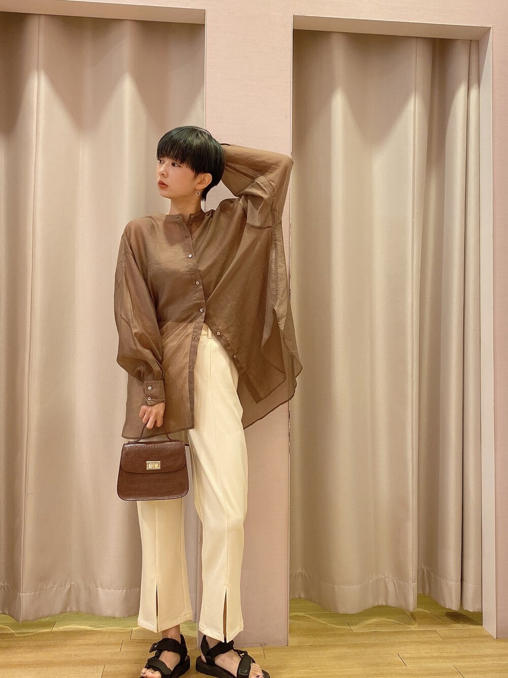 「秋のコーデ、シアーシャツ、ブラウン、フレアパンツ、カジュアル、シンプル、秋、秋服準備はじめました、おしゃれさんと繋がりたい、ootd」｜「earth music&ecologyの★Mシアーシャツチュニック ＊（シャツ/ブラウス、ブラウン系）」を使った、ほそかわこはるさん（レディース・163cm）の秋コーディネートの1枚目の写真