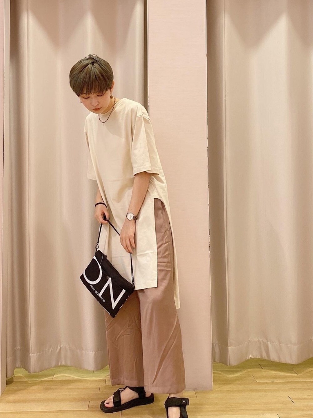 「カジュアル、ootd、秋服準備はじめました、秋、パンツスタイル、シンプルコーデ、ラクチンコーデ、秋服、サンダル、秋コーデ」｜「earth music&ecologyのSET2点スリットワンピース＋サテンワイドパンツ ＊（ワンピース、ピンク系）」を使った、ほそかわこはるさん（レディース・163cm）の秋コーディネートの1枚目の写真