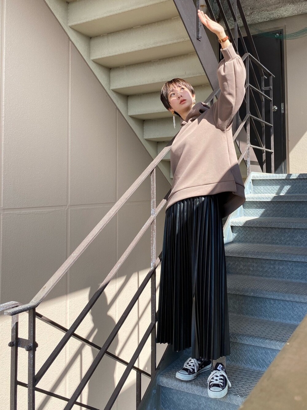 「パーカー、レザー、プリーツスカート、ラフ、シンプル、カジュアル、ootd、秋服、大人カジュアル、秋色」｜「earth music&ecologyのもちぽわマシュマロパーカー ＊（パーカー、ブラウン系）」を使った、ほそかわこはるさん（レディース・163cm）の秋コーディネートの1枚目の写真
