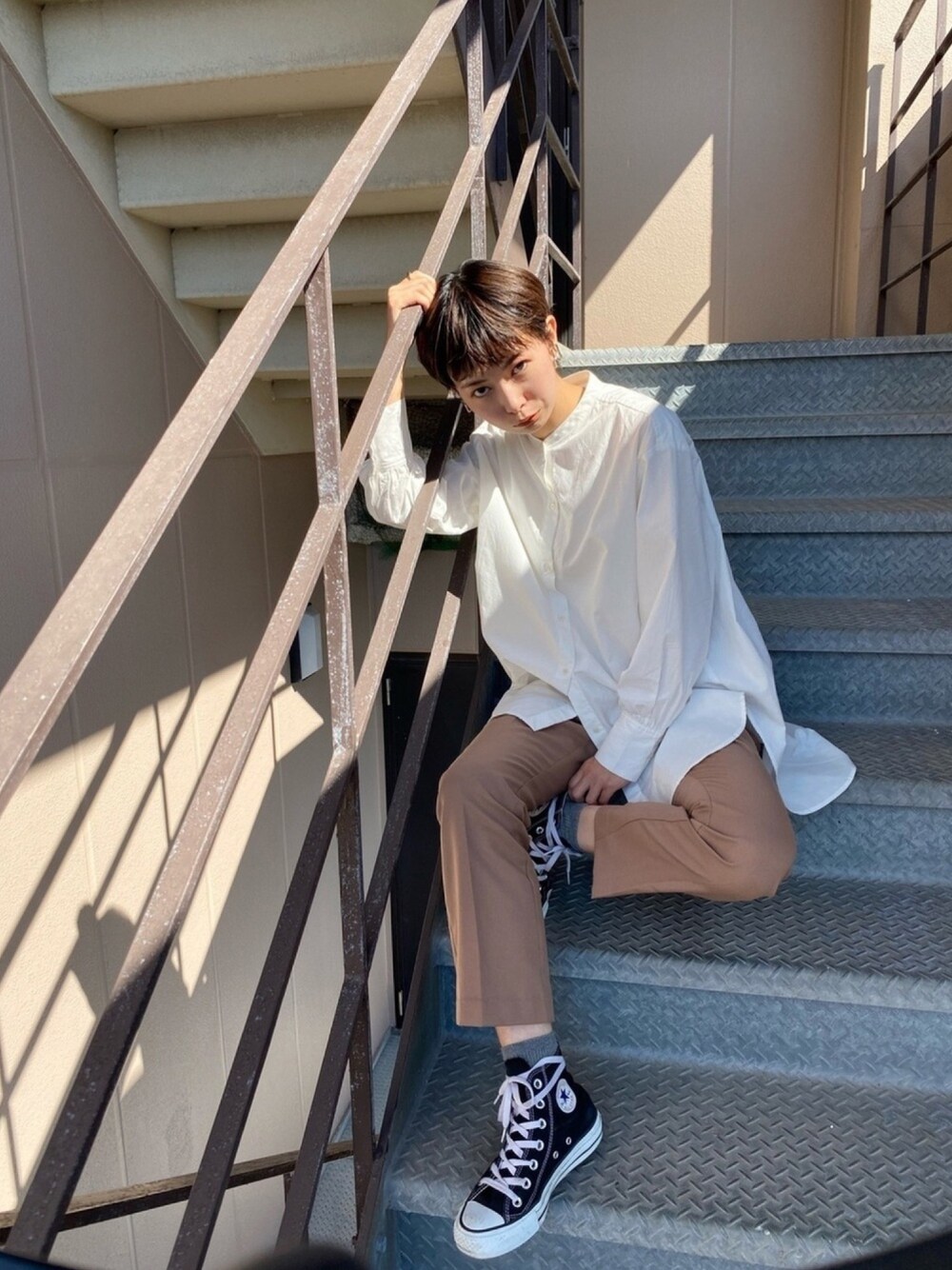 「シャツスタイル、ベージュ、カジュアル、シンプル、おしゃれさんと繋がりたい、ootd、パンツスタイル、秋色、ラクチンコーデ、休日スタイル」｜「earth music&ecologyのバンドカラーシャツチュニック ＊（シャツ/ブラウス、ホワイト系）」を使った、ほそかわこはるさん（レディース・163cm）の秋コーディネートの1枚目の写真