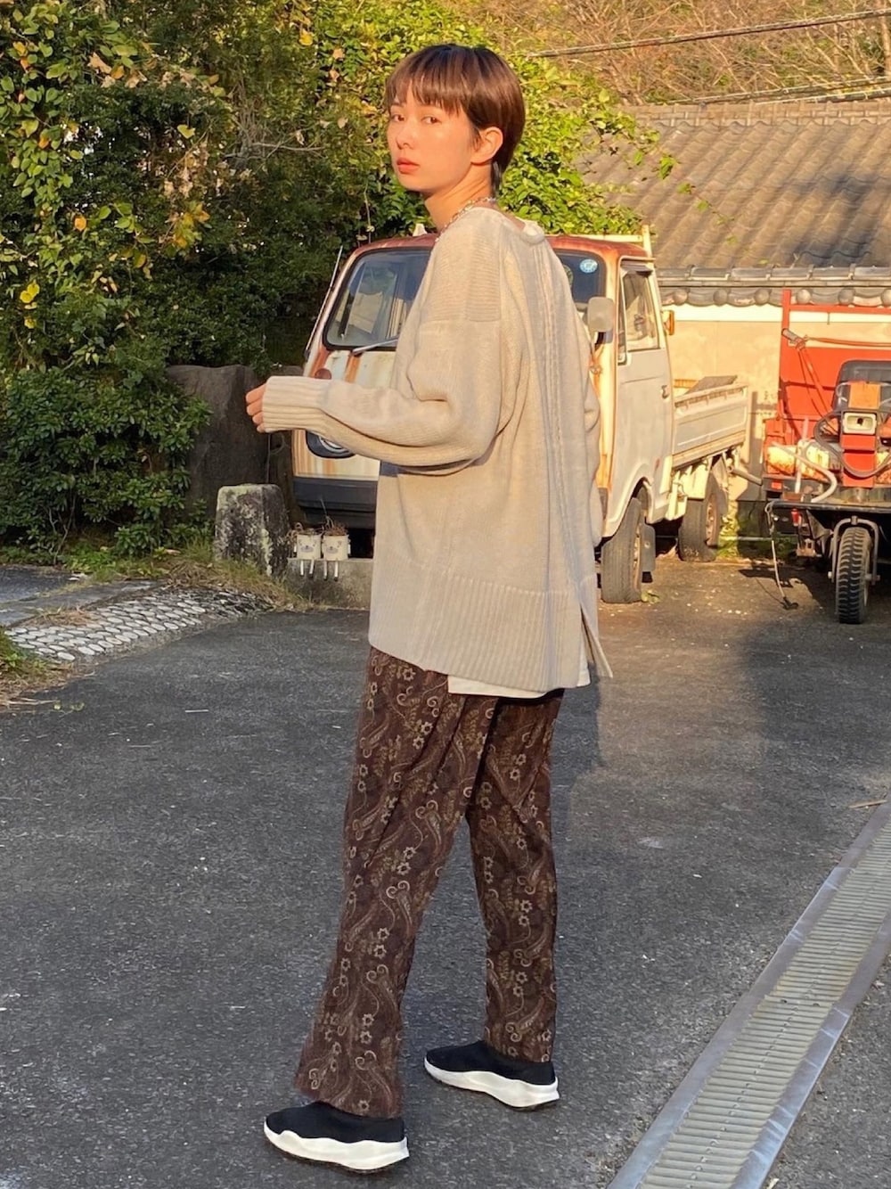 「秋コーデ、休日コーデ、おしゃれさんと繋がりたい、ootd、ラクチンコーデ、ラフ、ニット、冬コーデ、柄パンツ、秋服」｜「earth music&ecologyのアイレットニットプルオーバー　＊＊（ニット/セーター、ホワイト系）」を使った、ほそかわこはるさん（レディース・163cm）の秋コーディネートの1枚目の写真