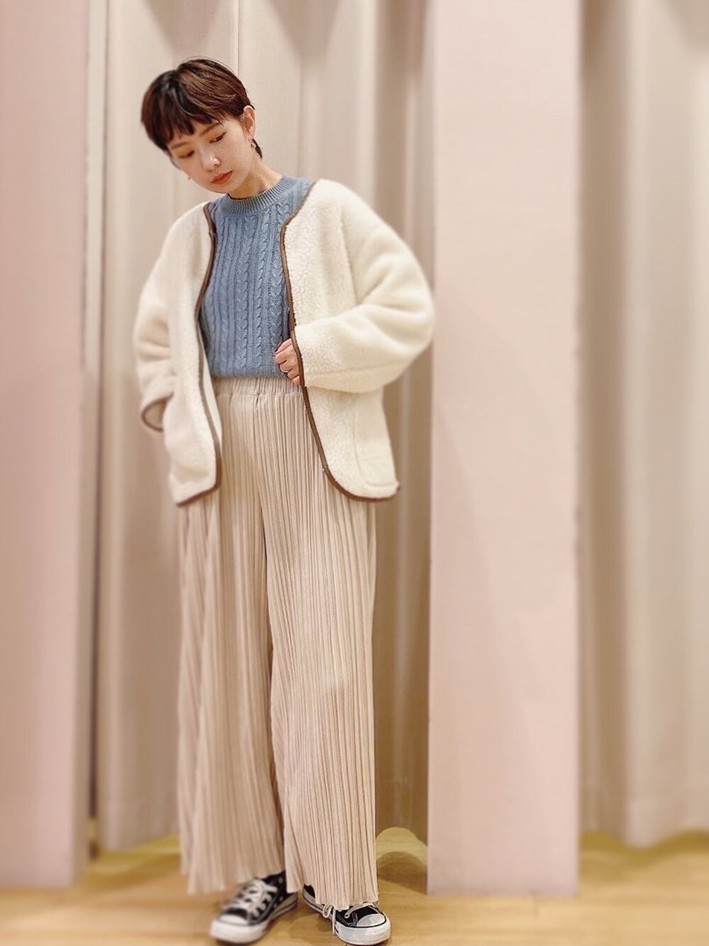 「休日コーデ、ootd、カジュアルコーデ、ベージュ、スニーカー、ボア、コンバース、おしゃれさんと繋がりたい、冬コーデ、ホワイト」｜「earth music&ecologyのオーガニックコットンベーシックケーブルニット ＊（ニット/セーター、ブルー系）」を使った、ほそかわこはるさん（レディース・163cm）の秋コーディネートの1枚目の写真