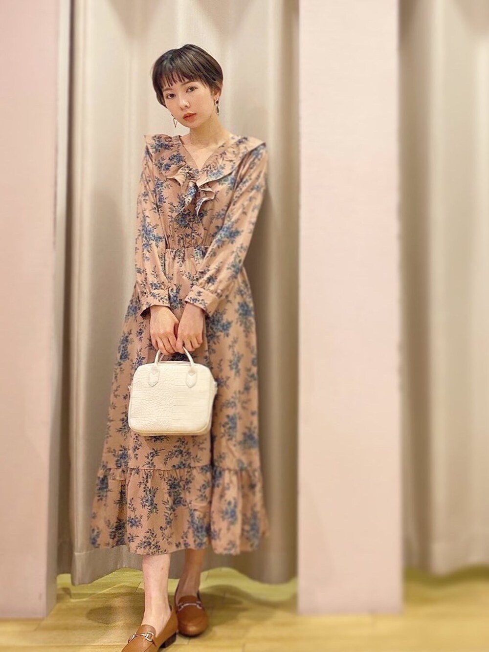 「ワンピース、花柄、ootd、大人かわいい、フリル、おしゃれさんと繋がりたい、ピンクコーデ、休日スタイル、ローファー、フレアパンツ」｜「earth music&ecologyのフラワーラッフルワンピース　＊（ワンピース、ピンク系）」を使った、ほそかわこはるさん（レディース・163cm）の秋コーディネートの1枚目の写真