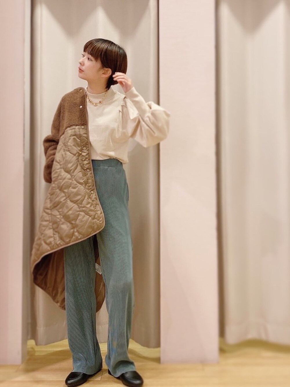 「カジュアル、ショートヘア、パンツスタイル、大人女子、今日のコーデ、ootd、ボリューム袖、カラーパンツ、ブラウン、ローファー」｜「earth music&ecologyのパワーショルダーニットプルオーバー　＊（ニット/セーター、ベージュ系）」を使った、ほそかわこはるさん（レディース・163cm）の秋コーディネートの1枚目の写真