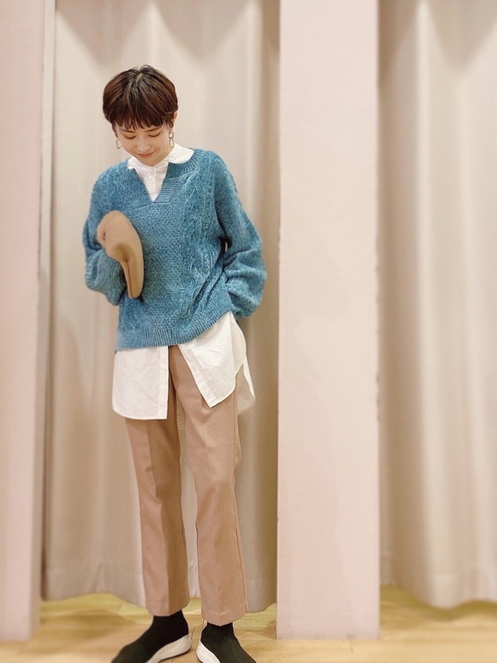「wearhalloween2020、オトナカジュアル、冬コーデ、ニット、おしゃれさんと繋がりたい、休日コーデ、レイヤードスタイル、ootd、ニットコーデ、ケーブルニット」｜「earth music&ecologyのベロアモールケーブルキーネックニットプルオーバー（ニット/セーター、グリーン系）」を使った、ほそかわこはるさん（レディース・163cm）の秋コーディネートの1枚目の写真