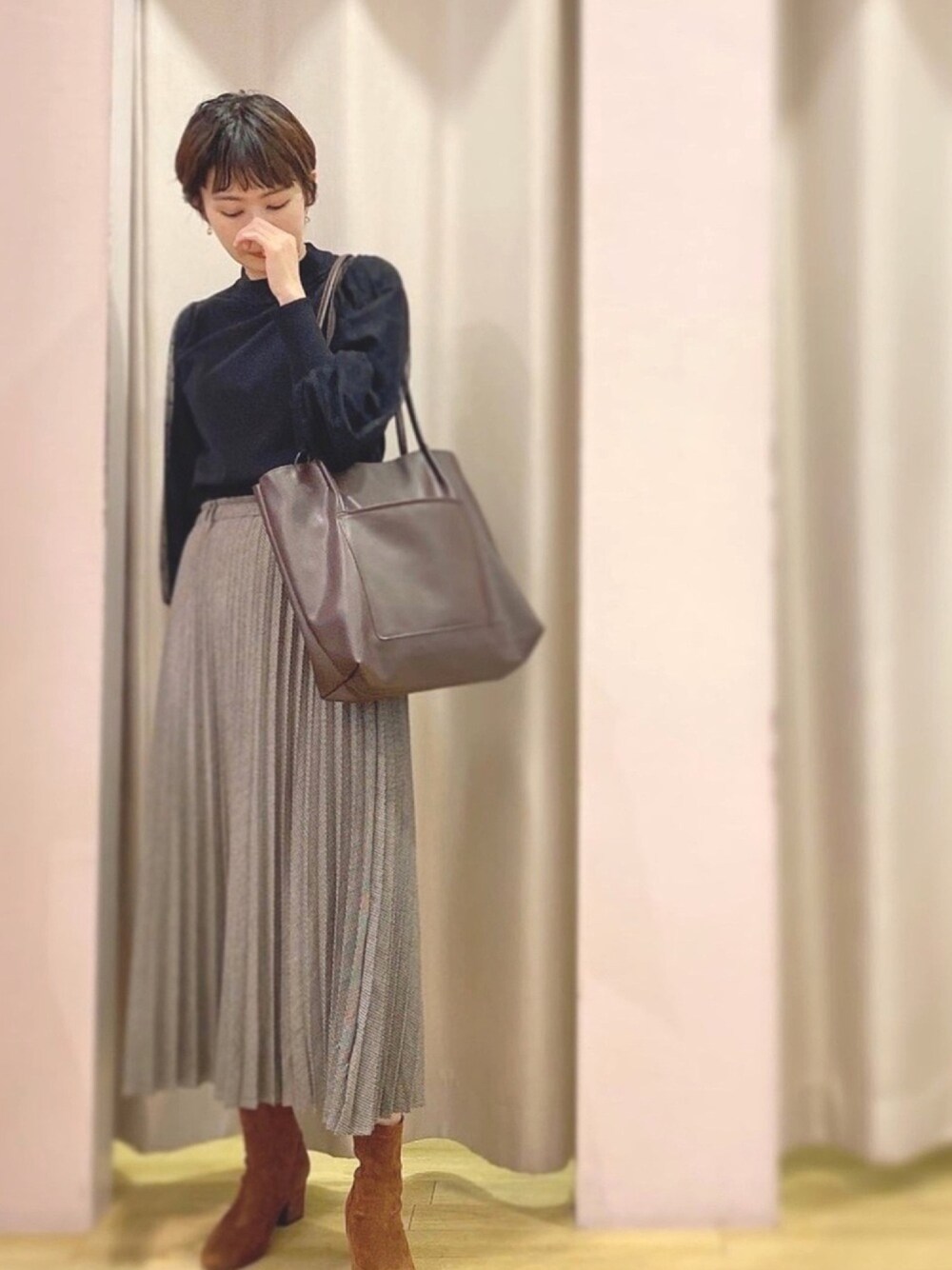 「今日のコーデ、休日スタイル、冬、大人かわいい、キレイめ、ボリューム袖、高身長女子、大人ガーリー、ニットコーデ、プリーツスカート」｜「earth music&ecologyのドットチュール袖ニットプルオーバー　＊（ニット/セーター、ブラック系）」を使った、ほそかわこはるさん（レディース・163cm）の冬コーディネートの1枚目の写真