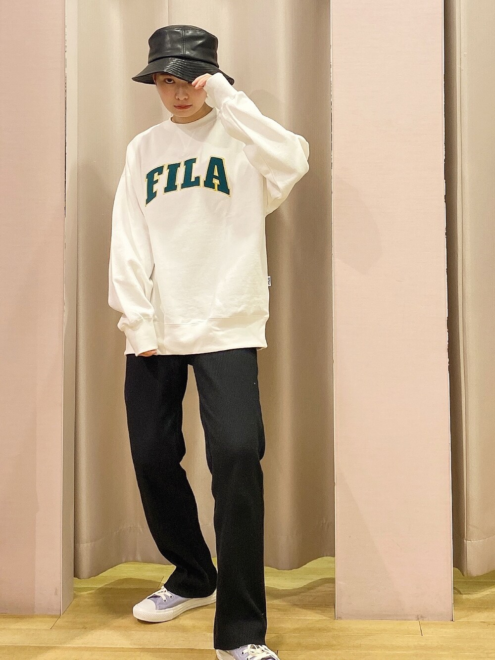 「メンズライク、FILA、スウェット、バケットハット、ゆるコーデ、シンプル、ロゴT、カジュアル、秋冬コーデ、休日スタイル」｜「earth music&ecologyのアイテム（スウェット、ホワイト系）」を使った、ほそかわこはるさん（レディース・163cm）の冬コーディネートの1枚目の写真