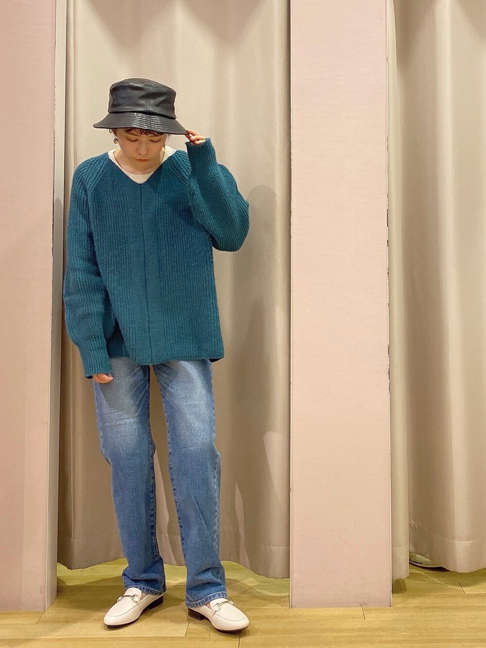 「年末WEAR感謝祭、冬コーデ、カジュアル、オトナカジュアル、ゆるコーデ、ニット、ローファー、バケットハット、ootd、デニム」｜「earth music&ecologyのサイドスリット畦ニットプルオーバー　＊＊（ニット/セーター、ブルー系）」を使った、ほそかわこはるさん（レディース・163cm）の冬コーディネートの1枚目の写真