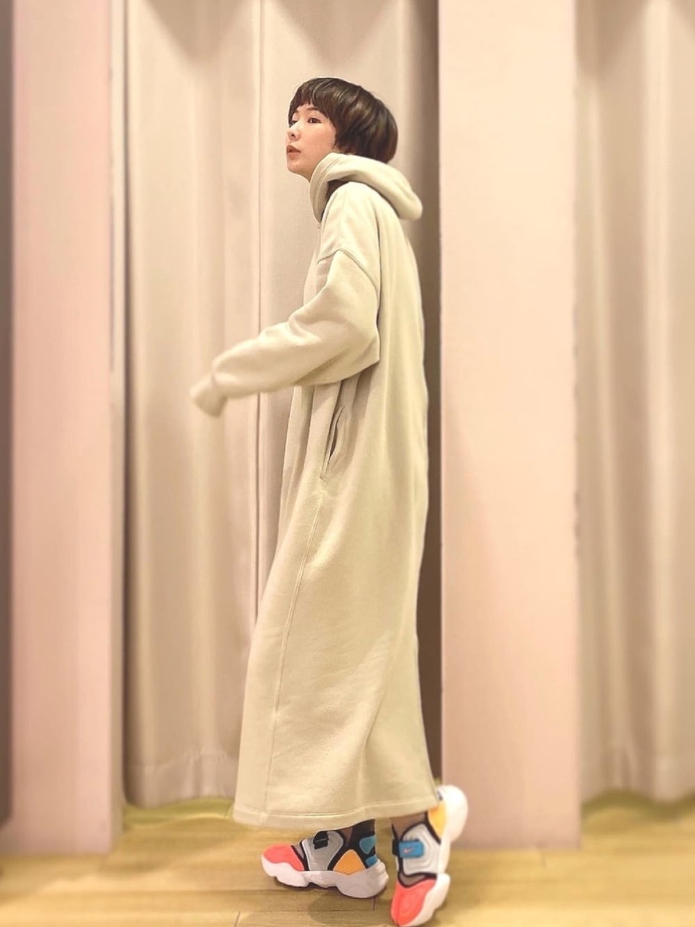 「大人カジュアル、シンプル、ワンピース、スウェットコーデ、裏起毛、カジュアル、楽チンコーデ、ママコーデ、プチプラコーデ、ootd」｜「earth music&ecologyのバックスリット裏起毛フーディーワンピース　＊（ワンピース、ベージュ系）」を使った、ほそかわこはるさん（レディース・163cm）の冬コーディネートの1枚目の写真