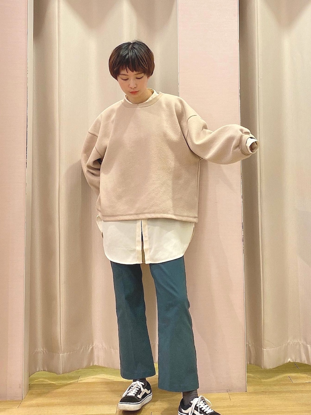 「私の推しブランド、カジュアルコーデ、ステッチ、ストレートパンツ、スニーカー女子、レイヤード、シンプルコーデ、メンズライク、ootd、ショートヘア」｜「earth music&ecologyのメルトンカットクルーネックプルオーバー　＊（Tシャツ/カットソー、ベージュ系）」を使った、ほそかわこはるさん（レディース・163cm）の冬コーディネートの1枚目の写真