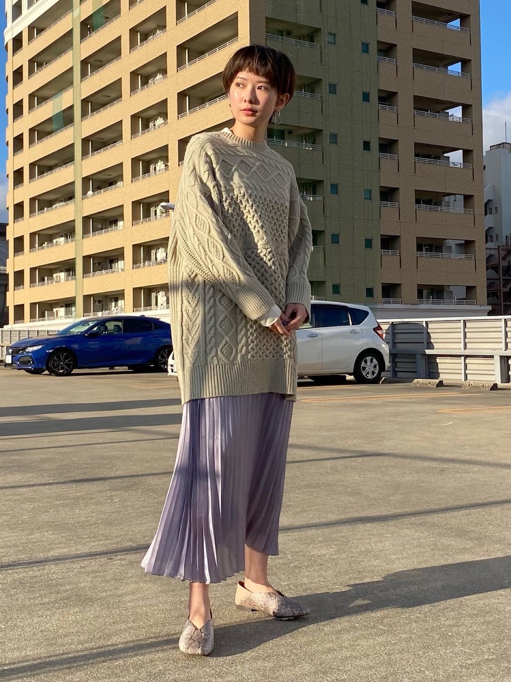 「私の推しブランド、シンプルコーデ、おしゃれさんと繋がりたい、プリーツスカート、春色、春コーデ、大人コーデ、ニット、ママコーデ、淡色コーデ」｜「earth music&ecologyのアランニットチュニック　＊（ニット/セーター、グリーン系）」を使った、ほそかわこはるさん（レディース・163cm）の冬コーディネートの1枚目の写真