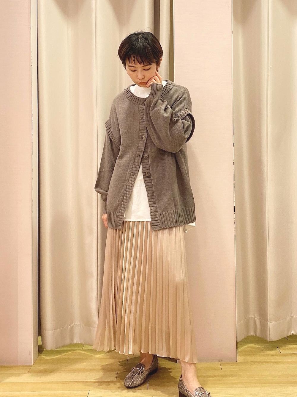 「私の推しブランド、ニット、プリーツスカート、パイソン柄、春コーデ、春色、くすみカラー、オトナ女子、休日スタイル、お出かけコーデ」｜「earth music&ecologyのマルチWAYニットチュニック　＊（ニット/セーター、ブラウン系）」を使った、ほそかわこはるさん（レディース・163cm）の冬コーディネートの1枚目の写真
