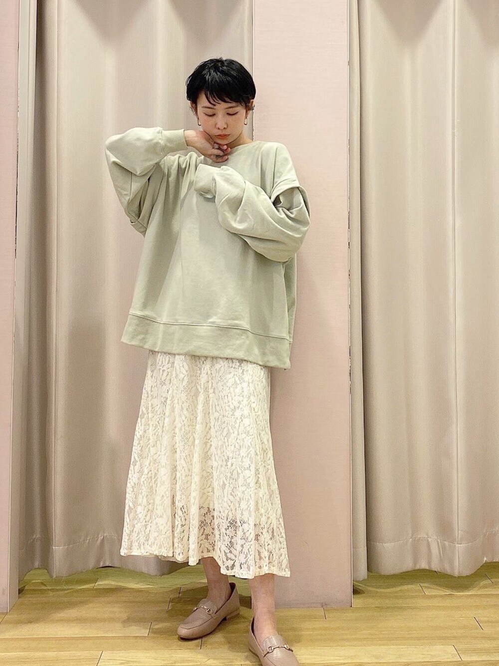 「オトナ女子、おしゃれさんと繋がりたい、淡色女子、春色、スウェットコーデ、レーススカート、ローファー、earth music&ecology、ショートヘア、キレイめコーデ」｜「earth music&ecologyのルーズシルエットプルオーバー ＊（スウェット、グリーン系）」を使った、ほそかわこはるさん（レディース・163cm）の冬コーディネートの1枚目の写真