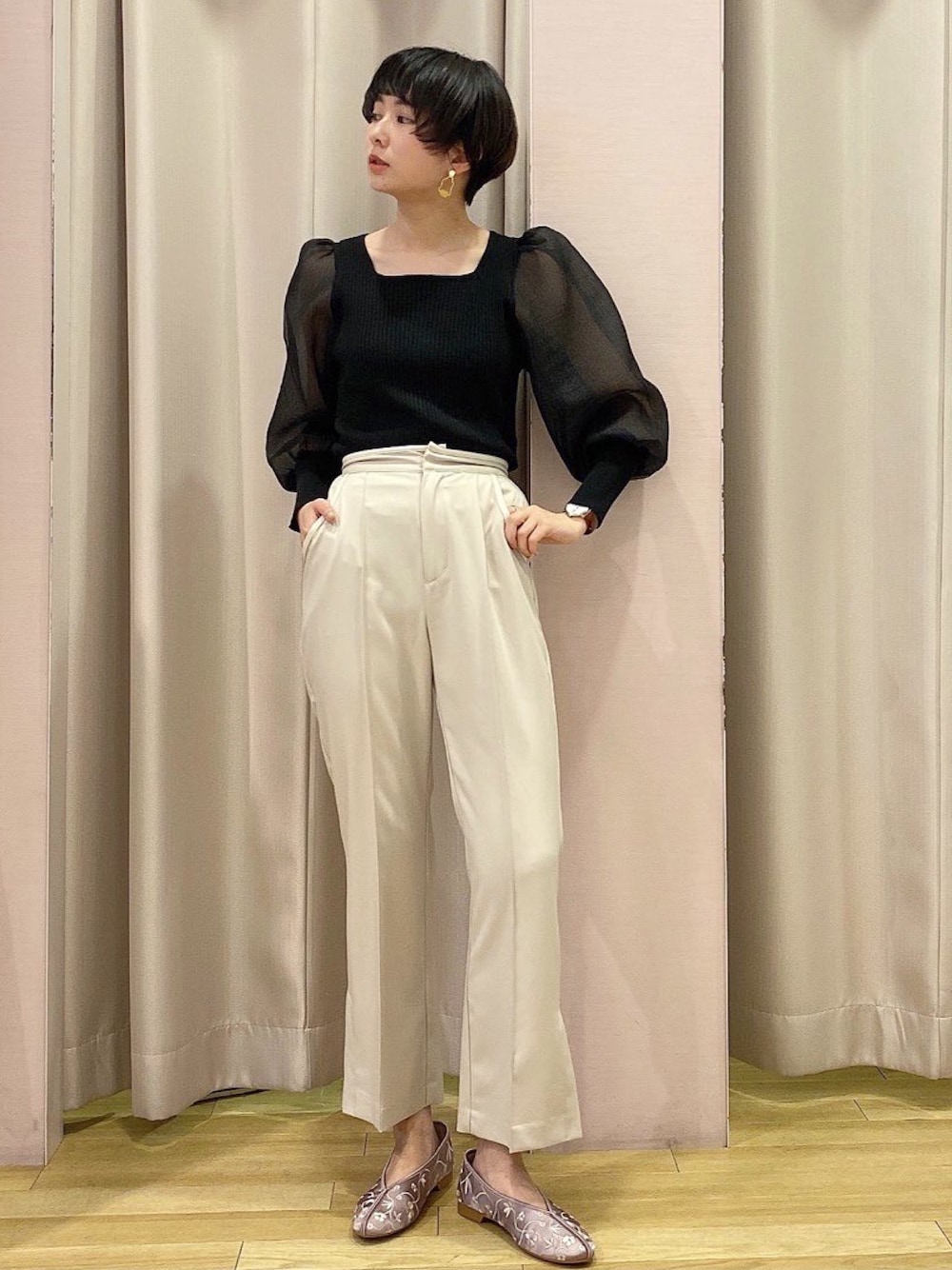 「シンプルコーデ、はるコーデ、ボリューム袖、春ニット、フレアパンツ、春物、チャイナシューズ、シアートップス、パステルカラー、ootd」｜「earth music&ecologyのオーガンジースリーブニットプルオーバー　＊（ニット/セーター、ブラック系）」を使った、ほそかわこはるさん（レディース・163cm）の冬コーディネートの1枚目の写真