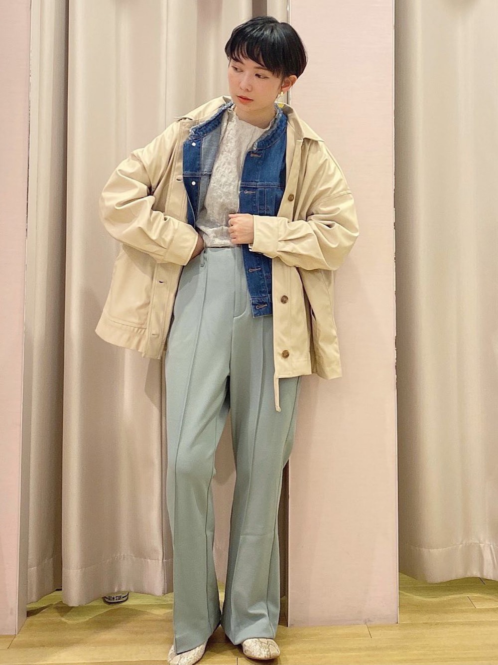 「休日スタイル、古着風、今日のコーデ、レザージャケット、Gジャン、フレアパンツ、レイヤード、春色、春コーデ、メンズライク」｜「earth music&ecologyのパワーショルダーレースカットプルオーバー ＊（Tシャツ/カットソー、ベージュ系）」を使った、ほそかわこはるさん（レディース・163cm）の春コーディネートの1枚目の写真