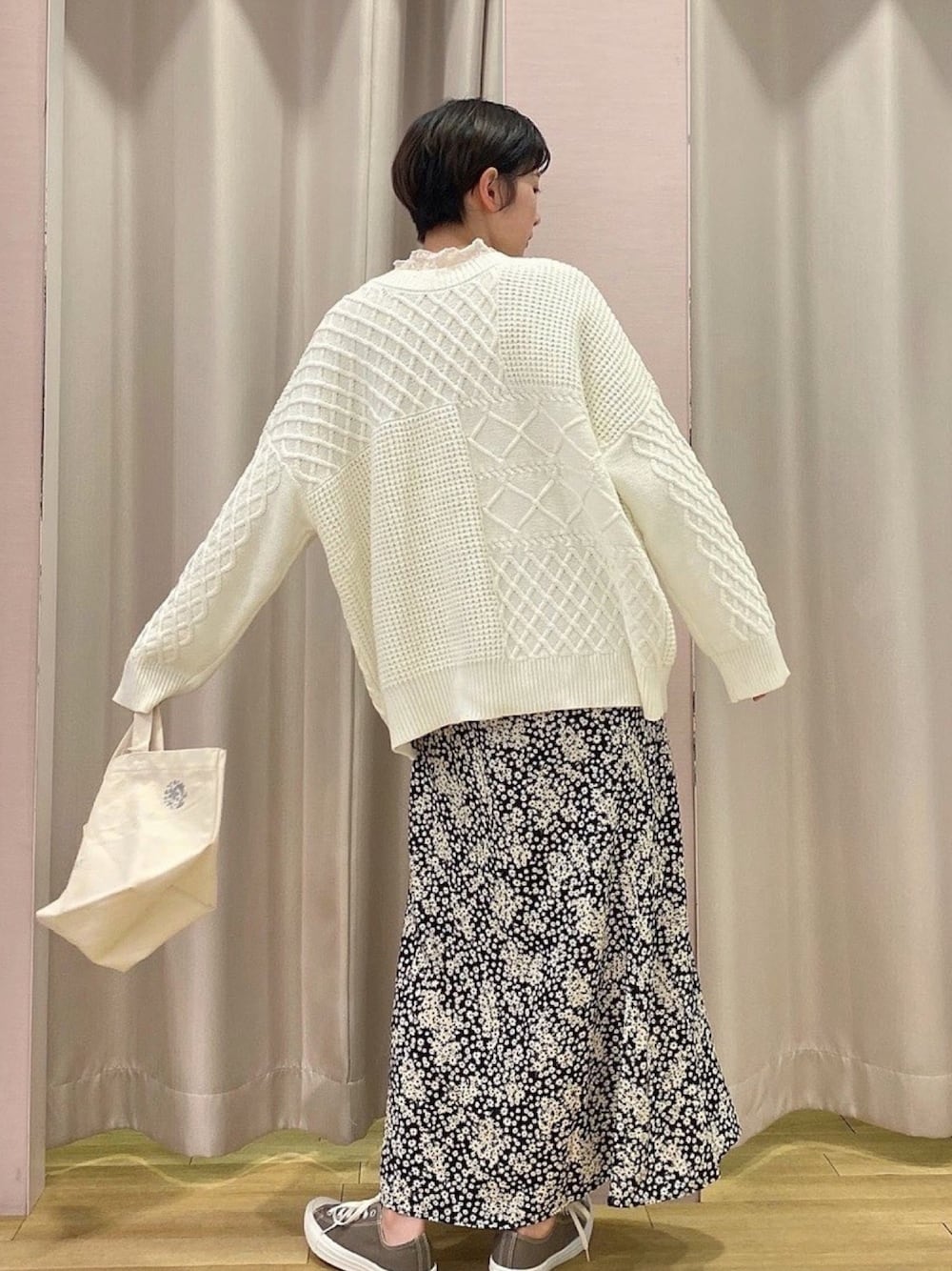 「カジュアルコーデ、お洒落さんとつながりたい、カーディガン、花柄スカート、converse、プチプラコーデ、春コーデ、ビッグシルエット、スニーカーコーデ、ロングスカート」｜「earth music&ecologyの【WEB限定】2wayパッチワークニットカーディガン ＊（カーディガン/ボレロ、ホワイト系）」を使った、ほそかわこはるさん（レディース・163cm）の春コーディネートの1枚目の写真