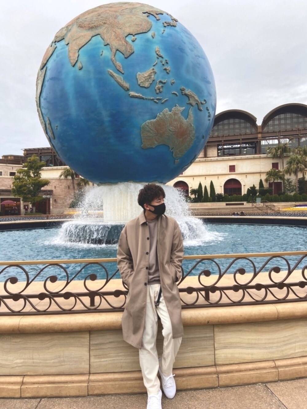 「大人カジュアル、ステンカラー、くすみカラー、ディズニー、エアマックス、シンプル、春コーデ、おしゃれさんと繋がりたい、ダッフィー、低身長」｜「Mark Gonzalesのアイテム（スウェット、ベージュ系）」を使った、シノさん（メンズ・171cm）の春コーディネートの1枚目の写真