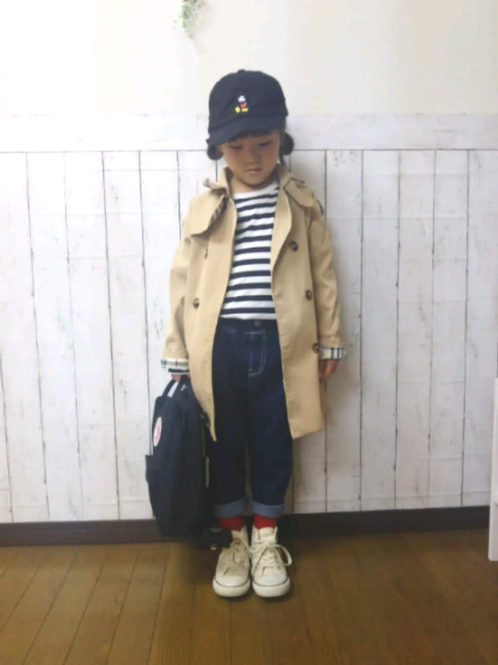 「キャップ、キッズコーデ、トレンチコート、ボーダー、petit main、赤ソックス、コンバース、カンケンミニ、デニム、女の子」｜「しまむらのアイテム（キャップ、ブラック系）」を使った、yuuu_soooさん（キッズ・110cm）の春コーディネートの1枚目の写真