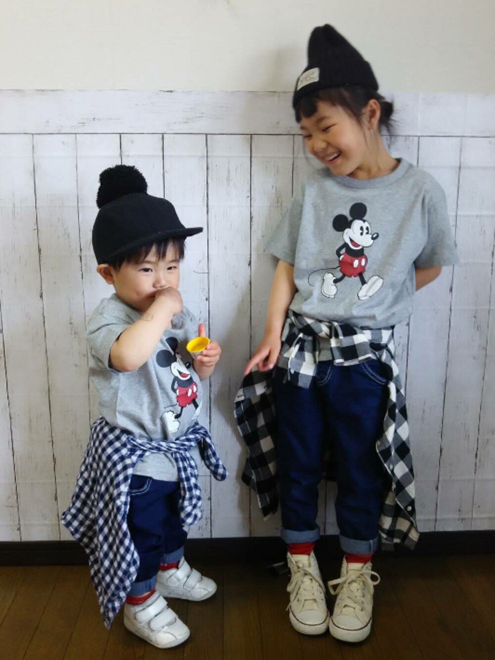 グレー系のTシャツ/カットソー、ホワイト系のシャツ/ブラウス、ブルー系のデニムパンツを着用したキッズの春コーディネートの1枚目の写真