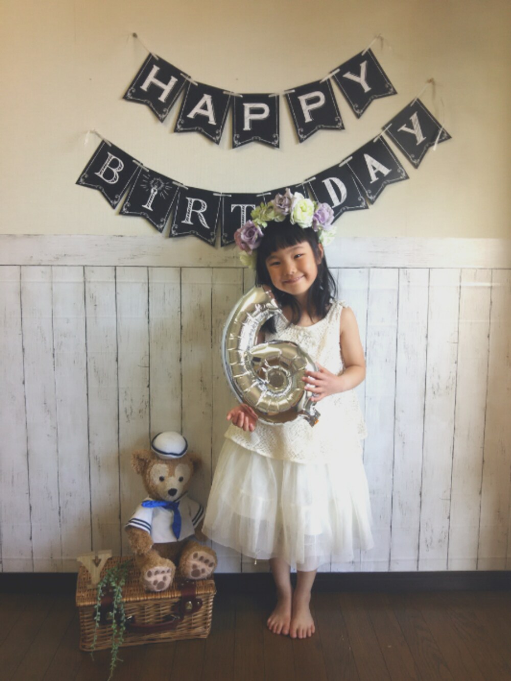 ホワイト系のその他、ホワイト系のラッピングキットを着用したキッズの春コーディネートの1枚目の写真