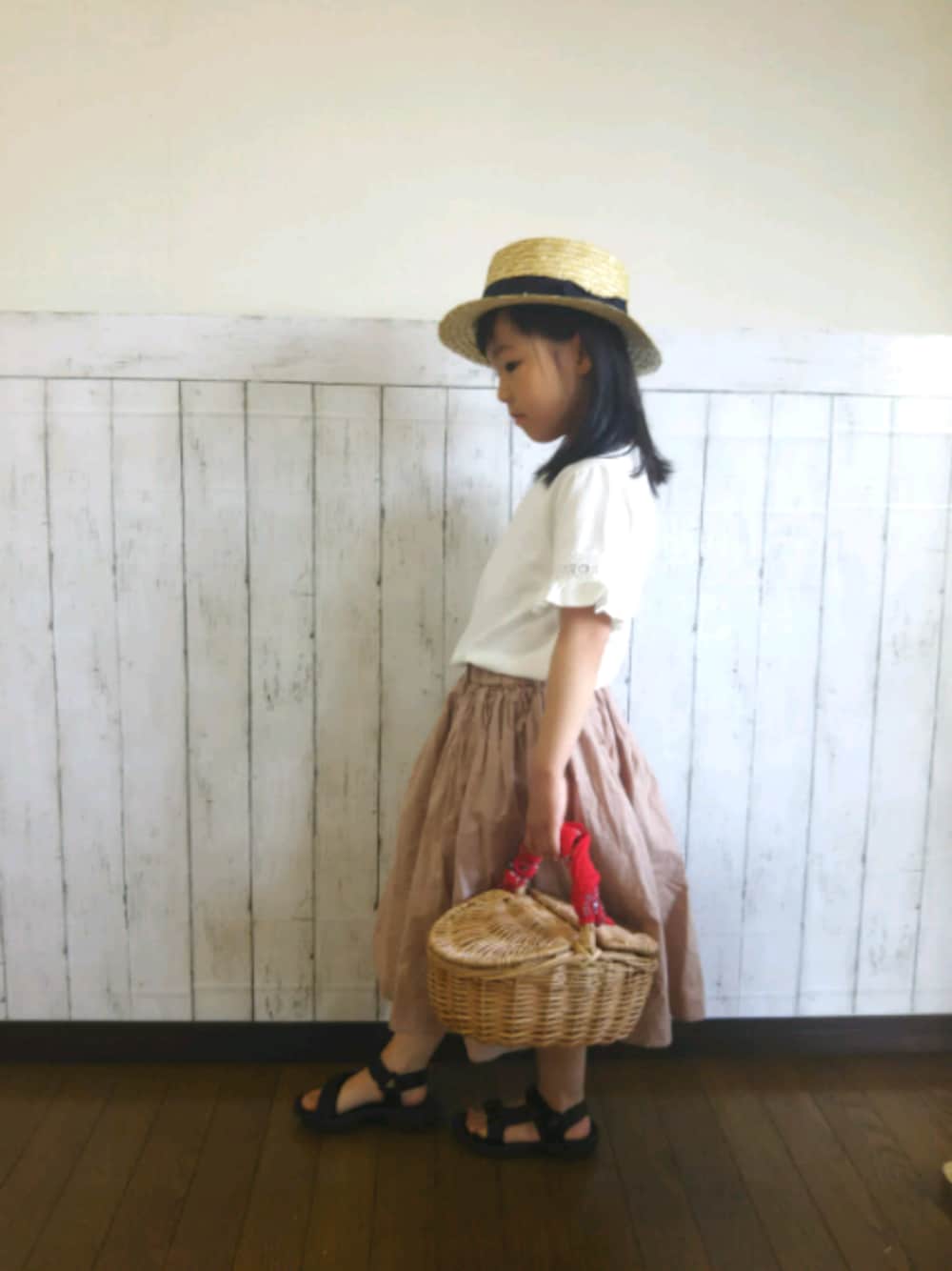 ホワイト系のTシャツ/カットソー、ベージュ系のスカート、ベージュ系のかごバッグを着用したキッズの春コーディネートの1枚目の写真