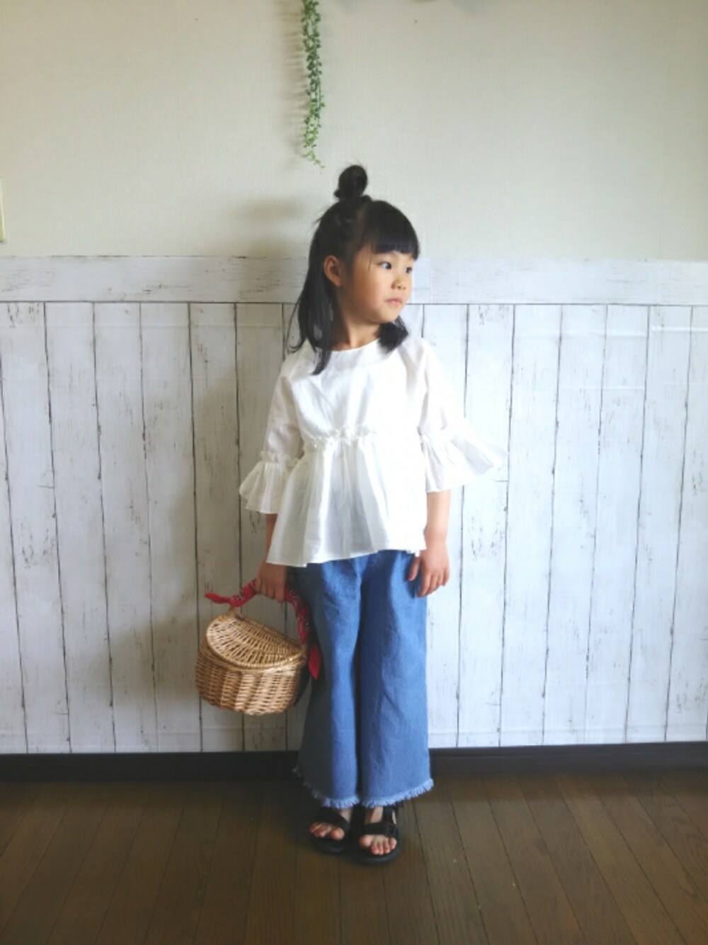 ホワイト系のシャツ/ブラウス、ブルー系のデニムパンツ、ブラック系のサンダルを着用したキッズの春コーディネートの1枚目の写真