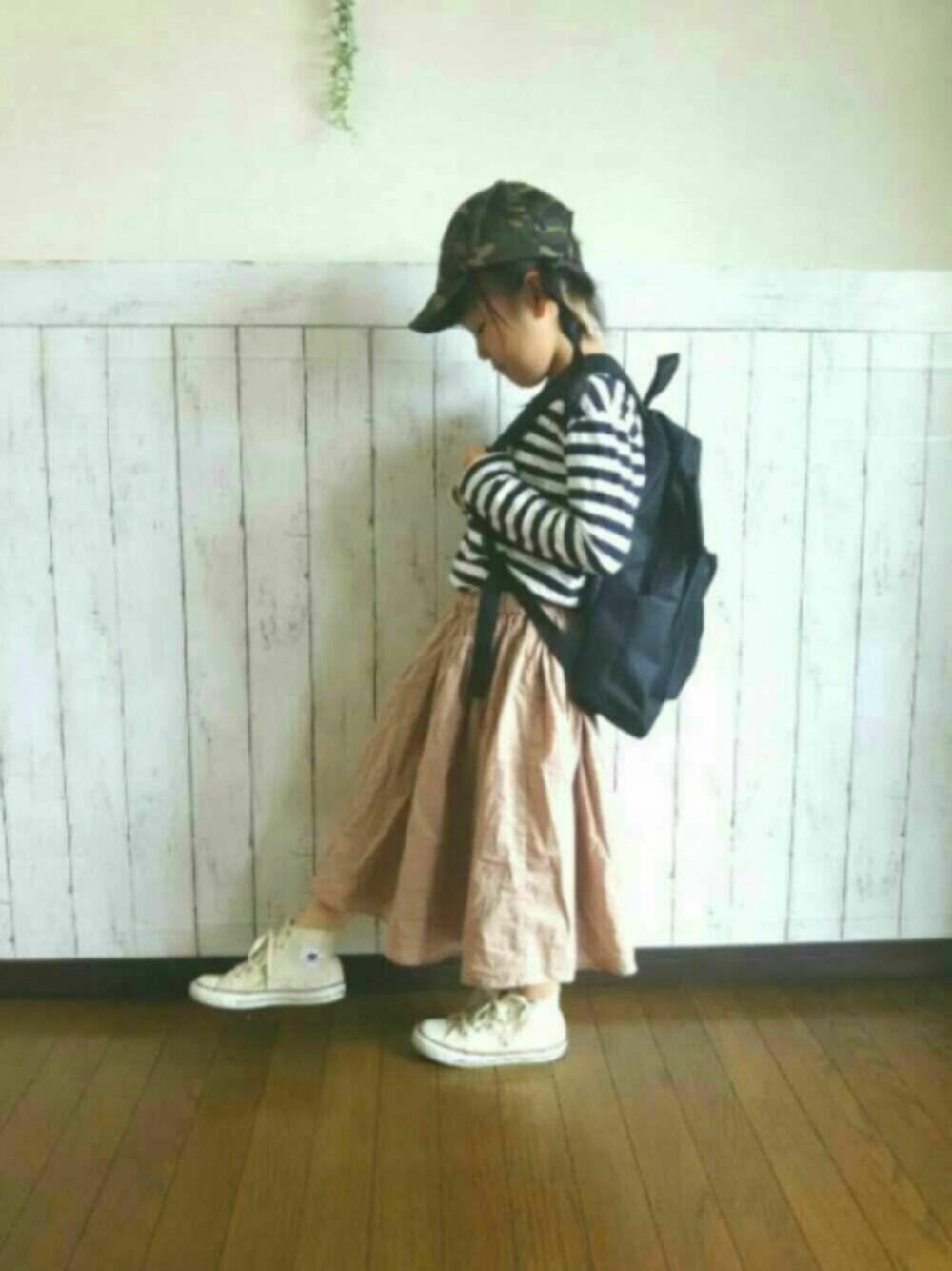 ブラック系のバックパック/リュック、ピンク系のスカート、ホワイト系のTシャツ/カットソーを着用したキッズの春コーディネートの1枚目の写真