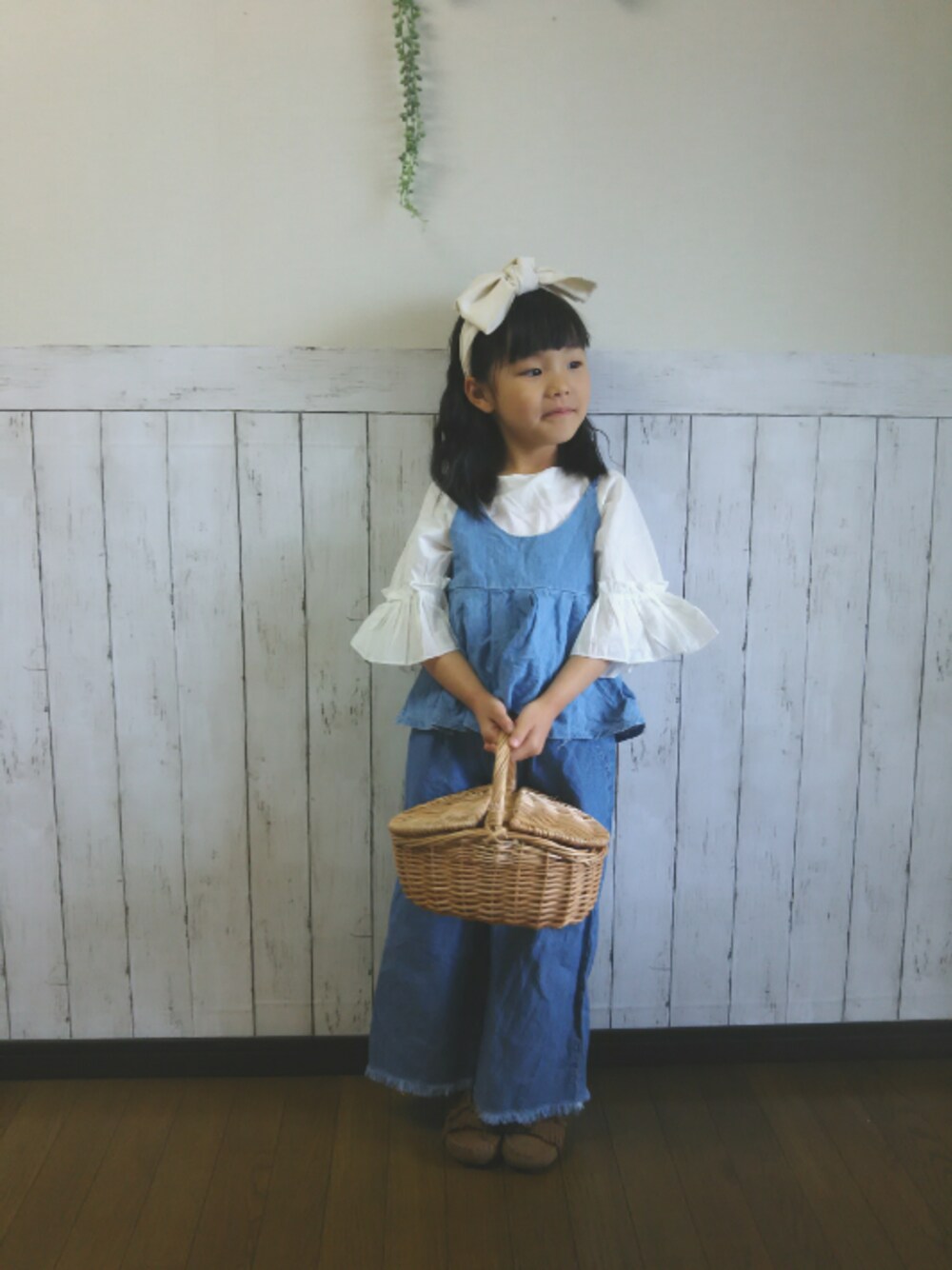 ホワイト系のシャツ/ブラウス、ブルー系のキャミソール、ブルー系のデニムパンツを着用したキッズの春コーディネートの1枚目の写真