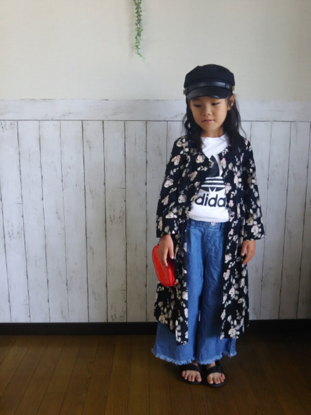 ブラック系のカーディガン/ボレロ、ホワイト系のTシャツ/カットソー、ブルー系のデニムパンツを着用したキッズの春コーディネートの1枚目の写真