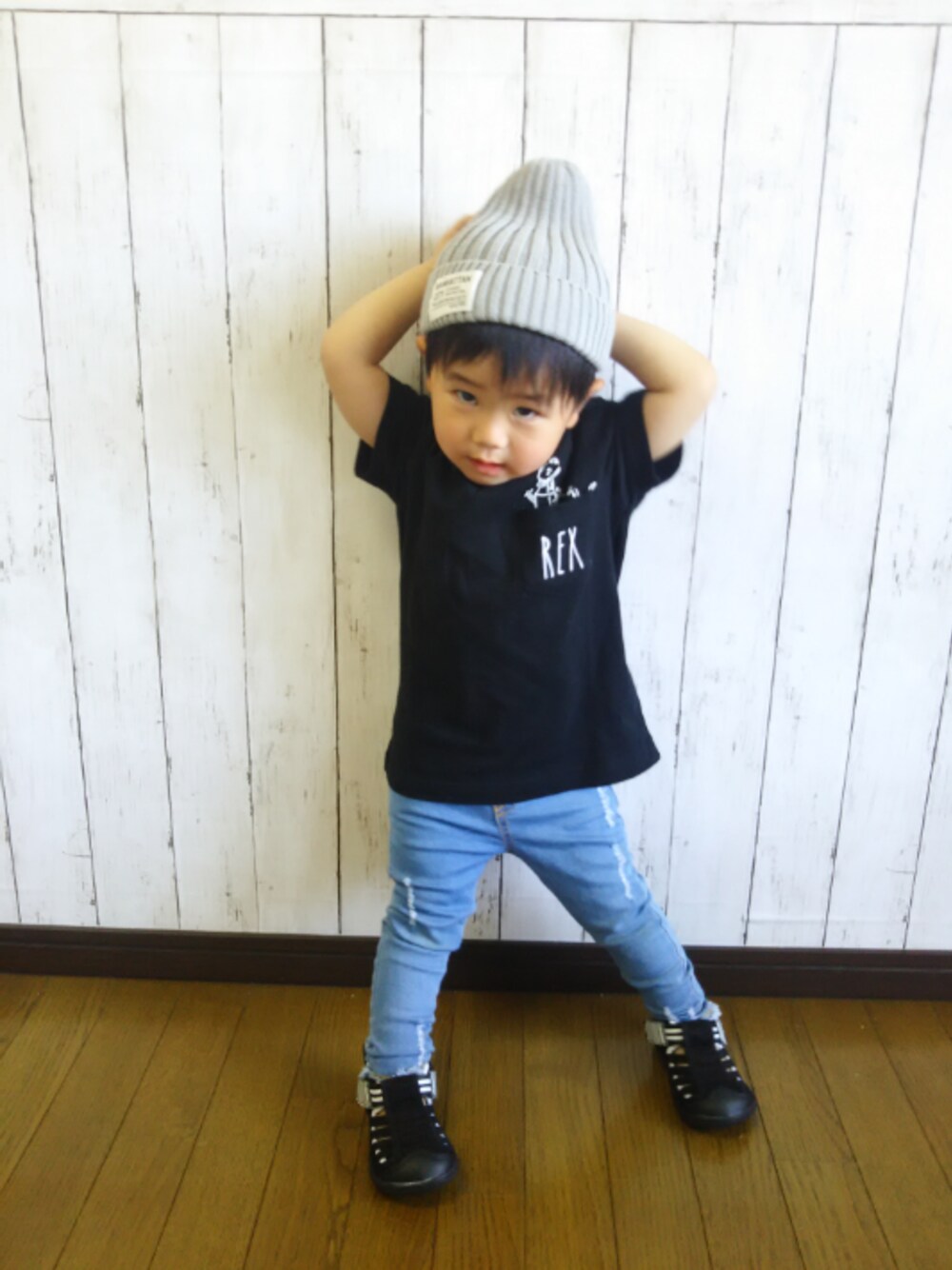 ブラック系のTシャツ/カットソー、ブルー系のデニムパンツ、ブラック系のサンダルを着用したキッズの春コーディネートの1枚目の写真