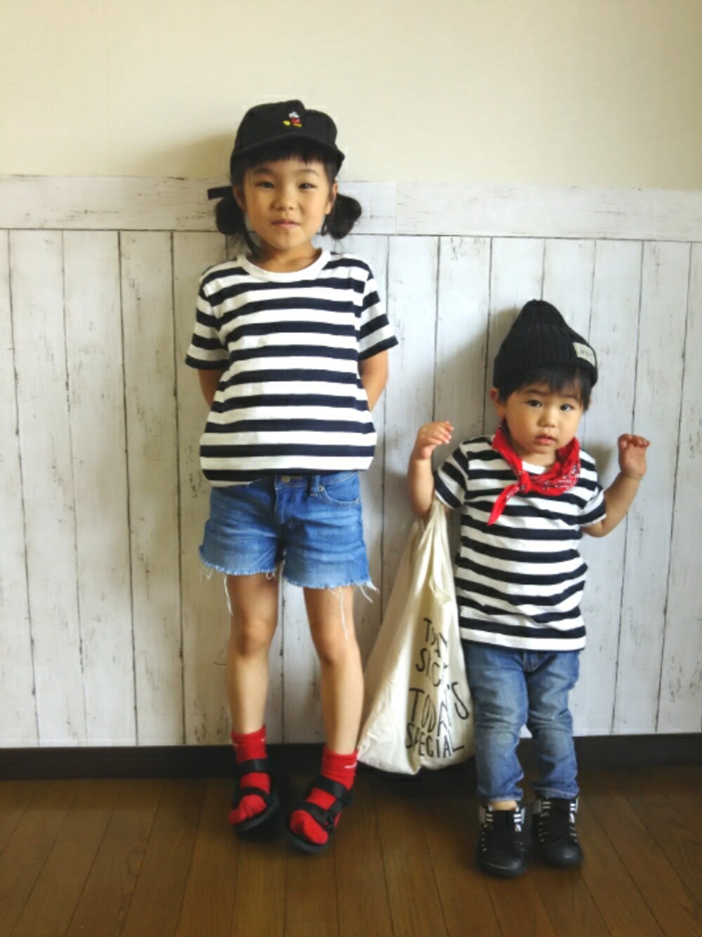 ブラック系のサンダル、ブラック系のサンダル、ブルー系のデニムパンツを着用したキッズの夏コーディネートの1枚目の写真