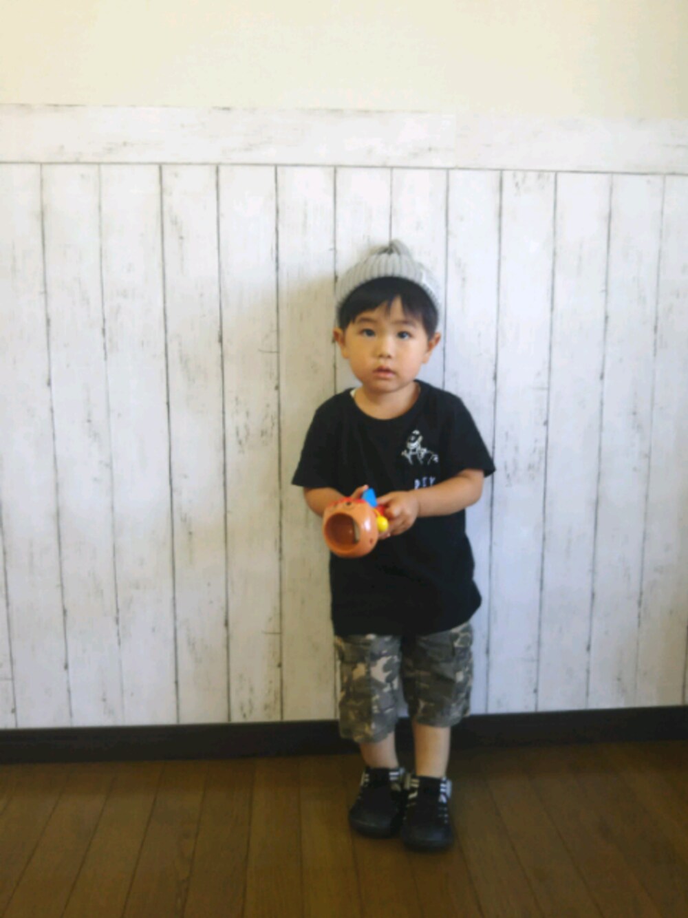 グリーン系のその他パンツ、ブラック系のTシャツ/カットソー、ブラック系のサンダルを着用したキッズの夏コーディネートの1枚目の写真