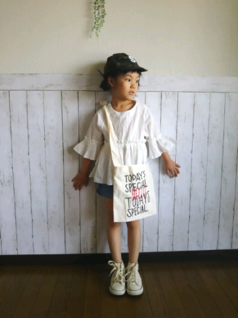 「キッズファッション、女の子コーデ、フリルトップス、ショートパンツ、ショルダーバッグ、夏コーデ、コンバース」｜「koreaのアイテム（シャツ/ブラウス、ホワイト系）」を使った、yuuu_soooさん（キッズ・110cm）の夏コーディネートの1枚目の写真