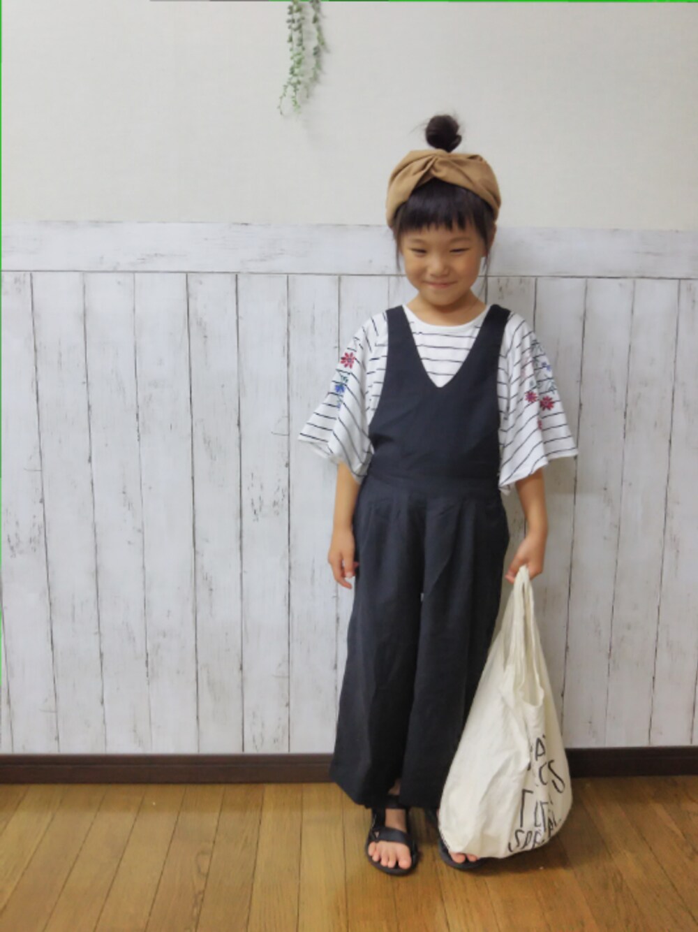 「おんなのこ、グローバルワーク(GLOBAL WORK)、サロペット、ボーダー、刺繍、カジュアル、ヘアバンド、マルシェバッグ、キッズコーデ」｜「GLOBAL WORKのヒネリターバン/725302（ヘアバンド、ベージュ系）」を使った、yuuu_soooさん（キッズ・110cm）の夏コーディネートの1枚目の写真