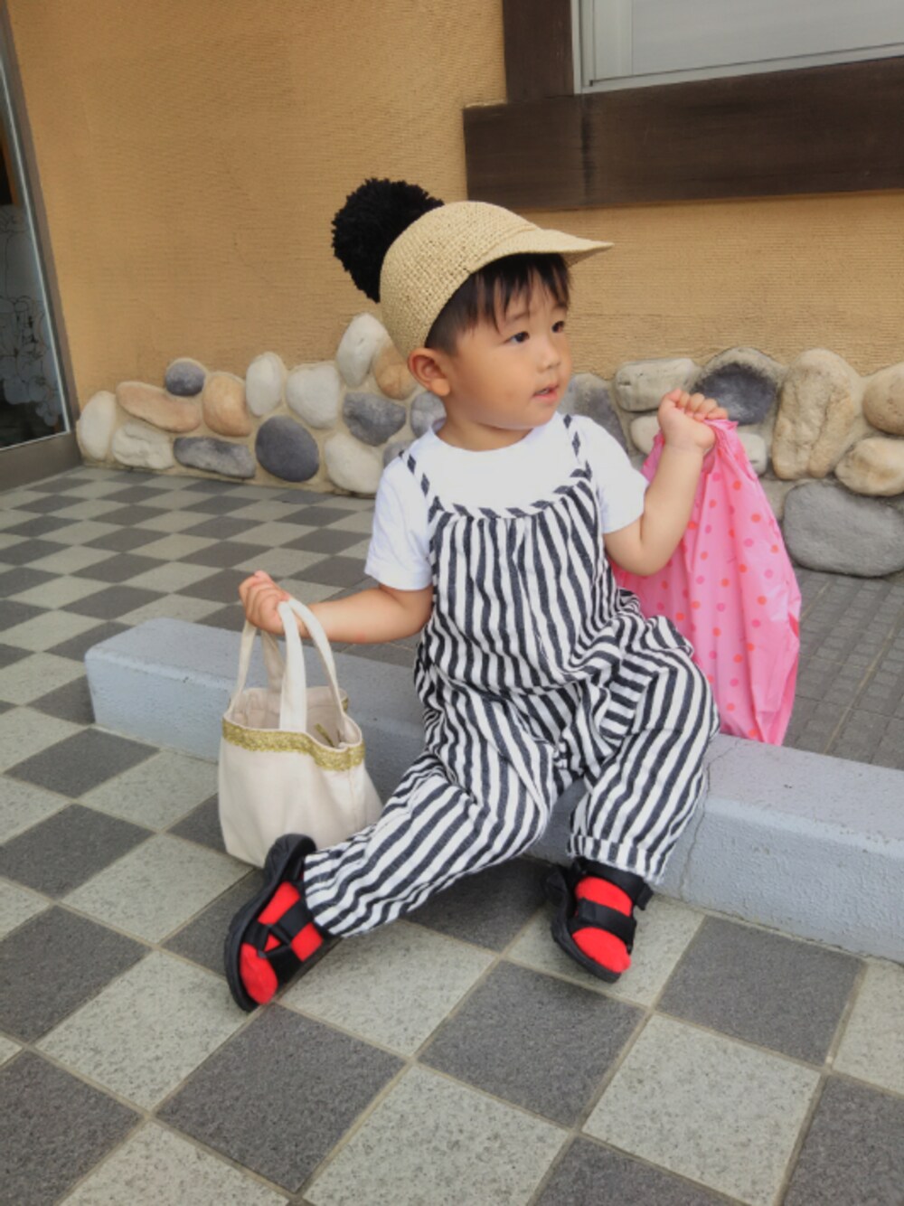 「カジュアルコーデ、男の子、サロペット、オールインワン、赤ソックス、サンダルに靴下、ストライプ、handmade」｜「Handmadeのアイテム（キャップ、ベージュ系）」を使った、yuuu_soooさん（キッズ・110cm）の夏コーディネートの1枚目の写真