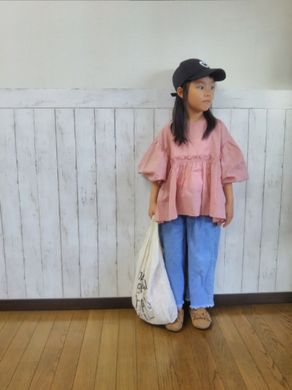 ピンク系のシャツ/ブラウス、ブルー系のデニムパンツ、ブラウン系のモカシン/デッキシューズを着用したキッズの秋コーディネートの1枚目の写真