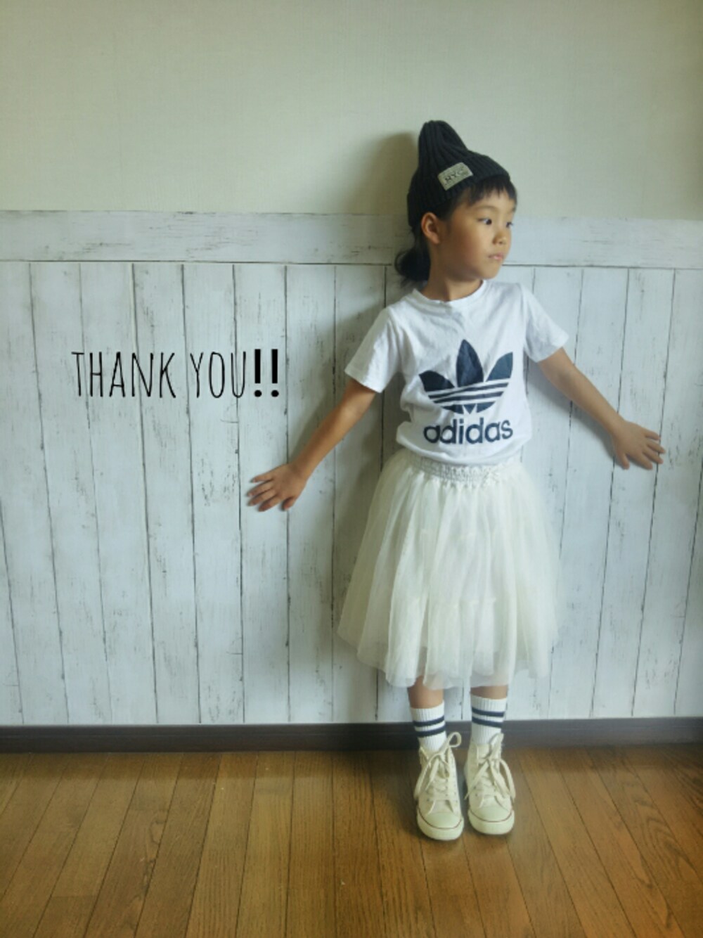 ホワイト系のTシャツ/カットソー、ホワイト系のスカート、ホワイト系のスニーカーを着用したキッズの秋コーディネートの1枚目の写真