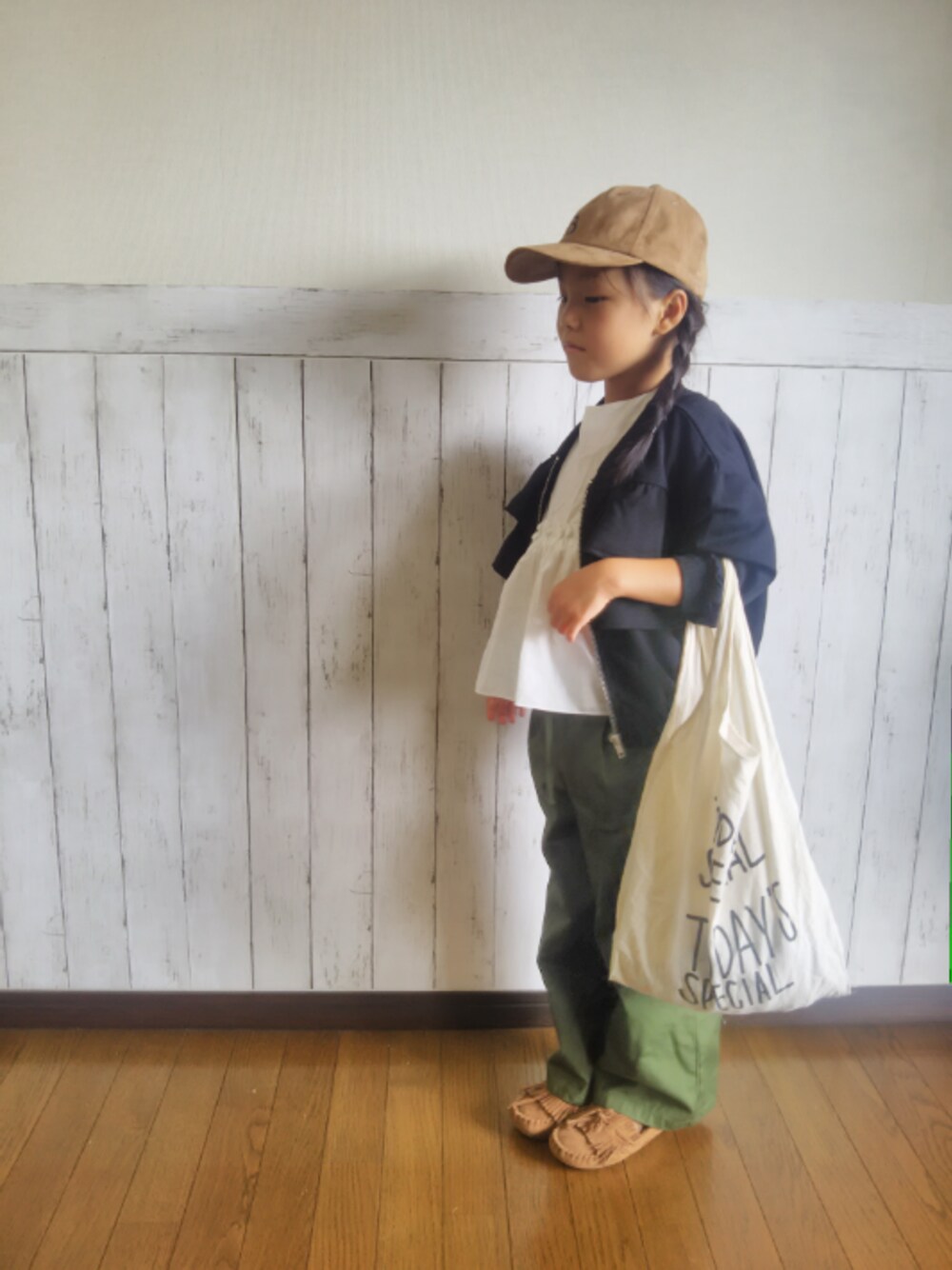 ホワイト系のシャツ/ブラウス、ブラック系のMA-1、グリーン系のパンツを着用したキッズの秋コーディネートの1枚目の写真